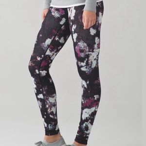 Lululemon HR rare pants. Kara Blossom print.